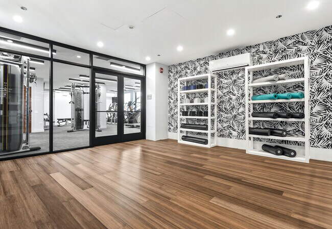 Building Photo - 330 S. Wells St - New Jr One Bed Located i...