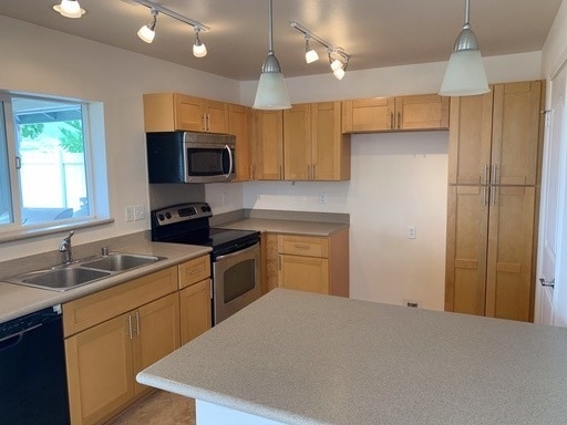 Building Photo - 3 bedroom 2.5 bath with garage and views