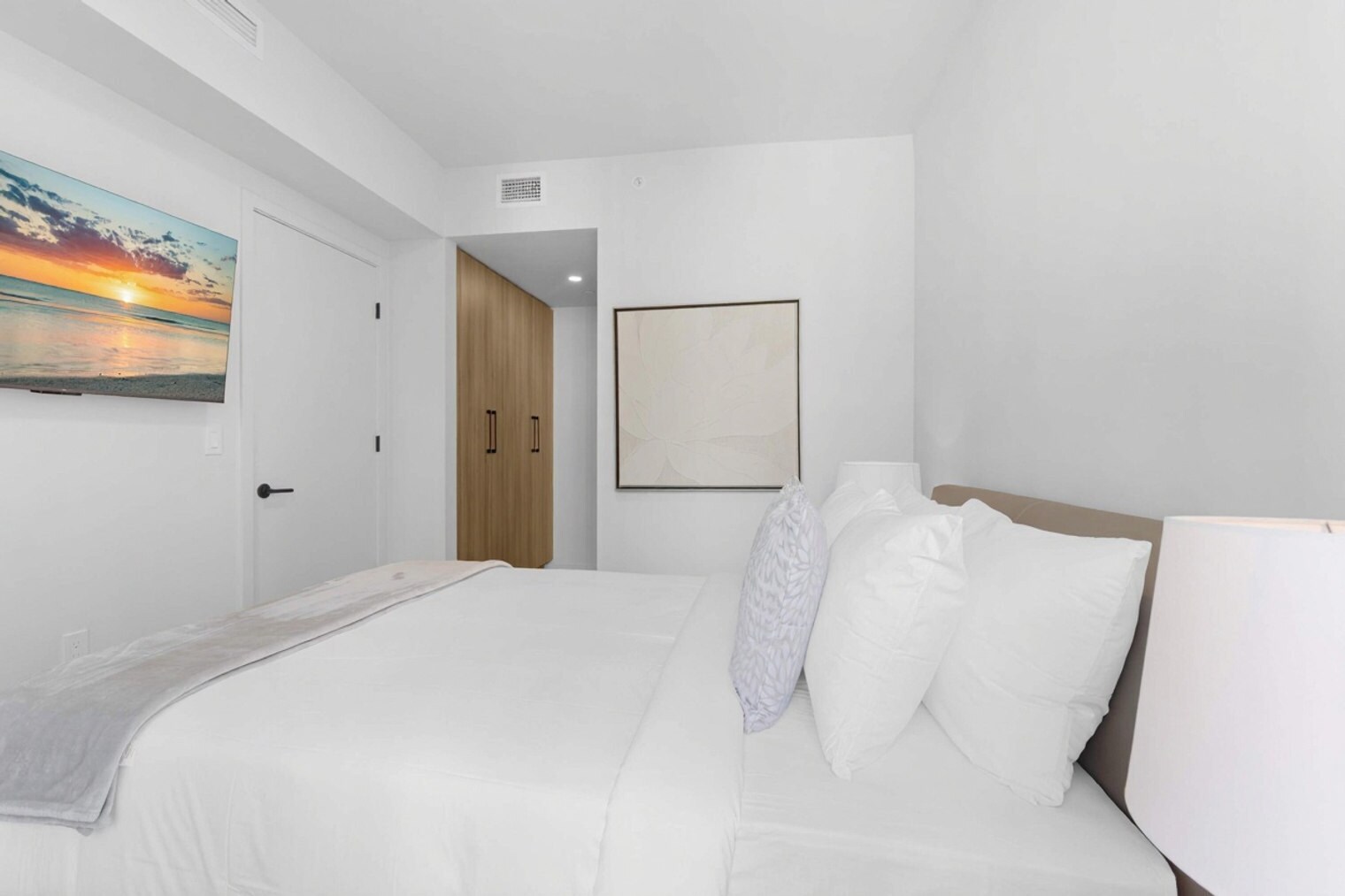 Building Photo - 501 NE 1st Ave