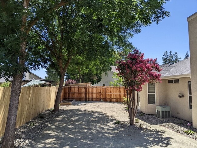 Building Photo - Wonderful home close to Clovis North and Copper River offering a large backyard, updated fixtures...