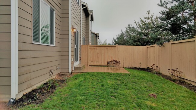 Building Photo - Spacious Fife 3 Bedroom with Fenced  Yard!
