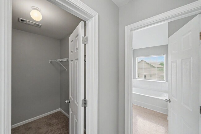 Building Photo - Spacious 4BR Home with Fenced Yard in University City!