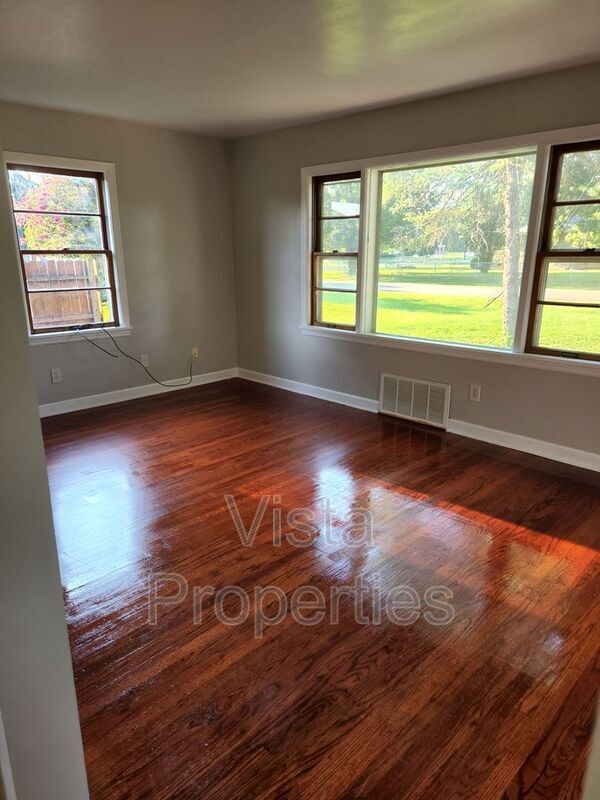 Building Photo - 1402 Fayette Dr