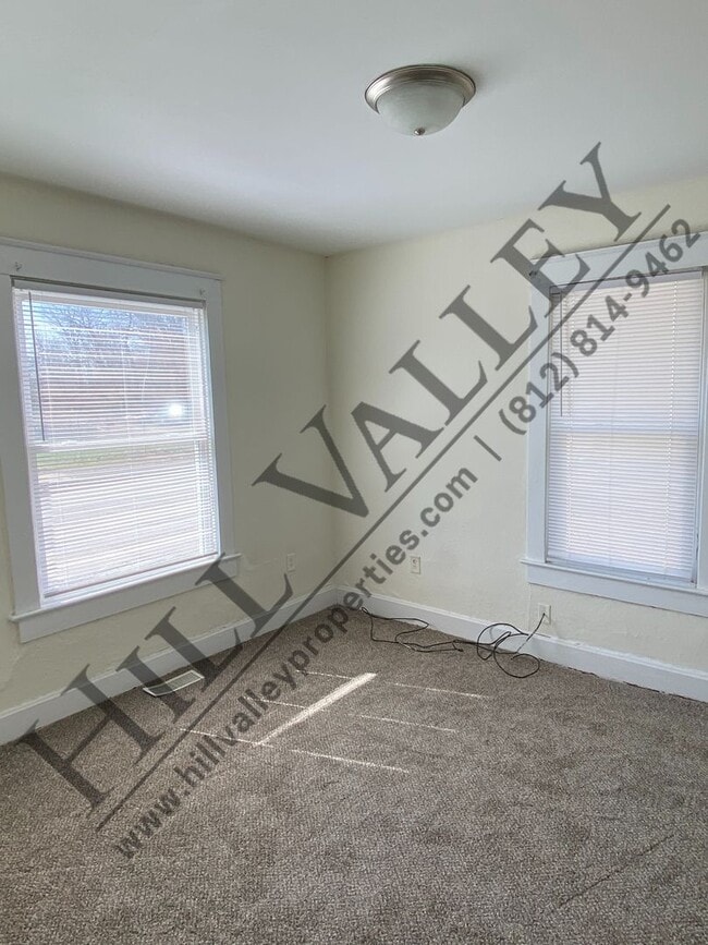 Building Photo - Two Bedroom, Walking Distance to Campus
