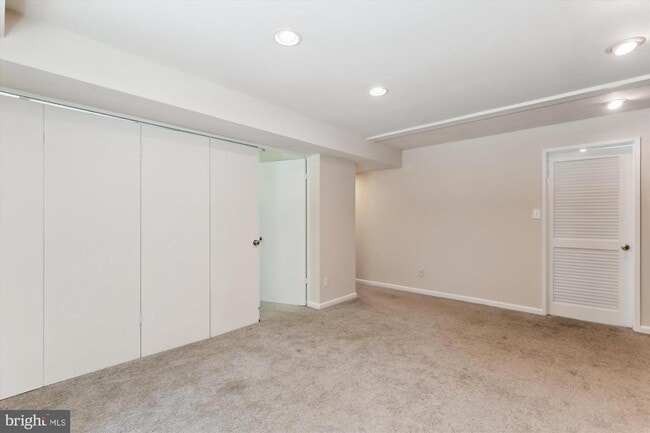 Building Photo - 6916 Southridge Dr