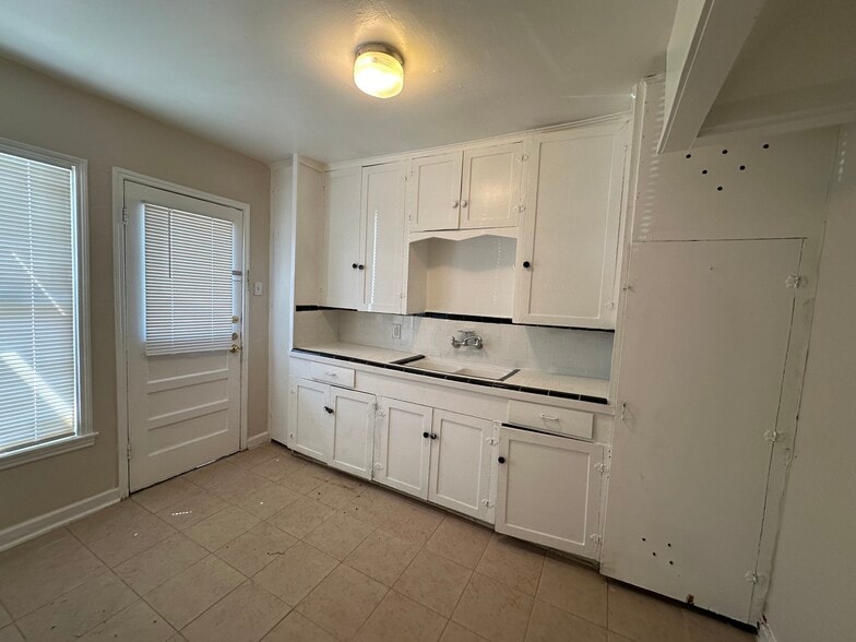 Building Photo - 4420 Roseland St