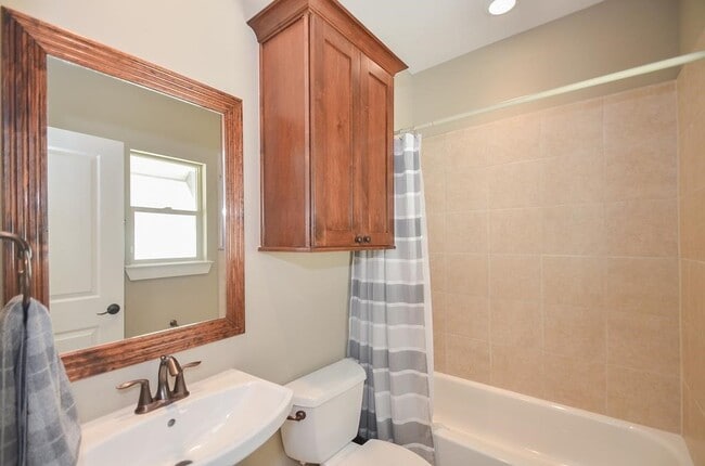 Building Photo - 2214 Radcliffe St