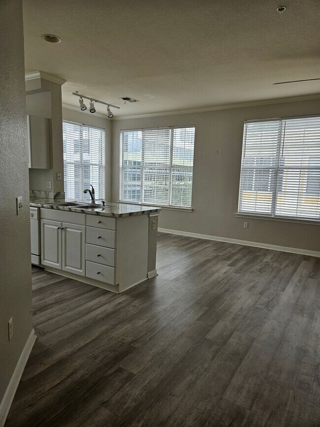 Building Photo - Nice 2/2 overlooking North Orange with Fireplace-FREE WATER/SEWER!