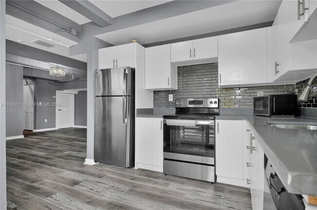 Building Photo - 4332 Collins Ave