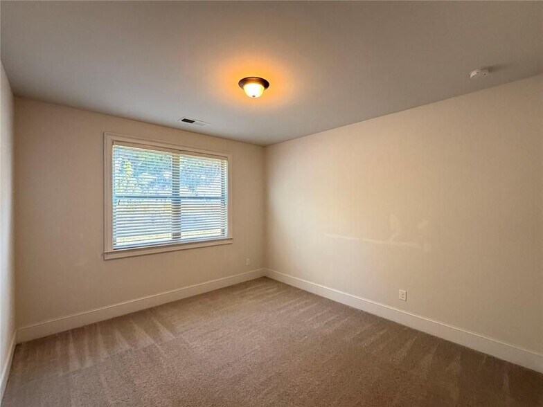 Building Photo - 235 Broadmoor Dr