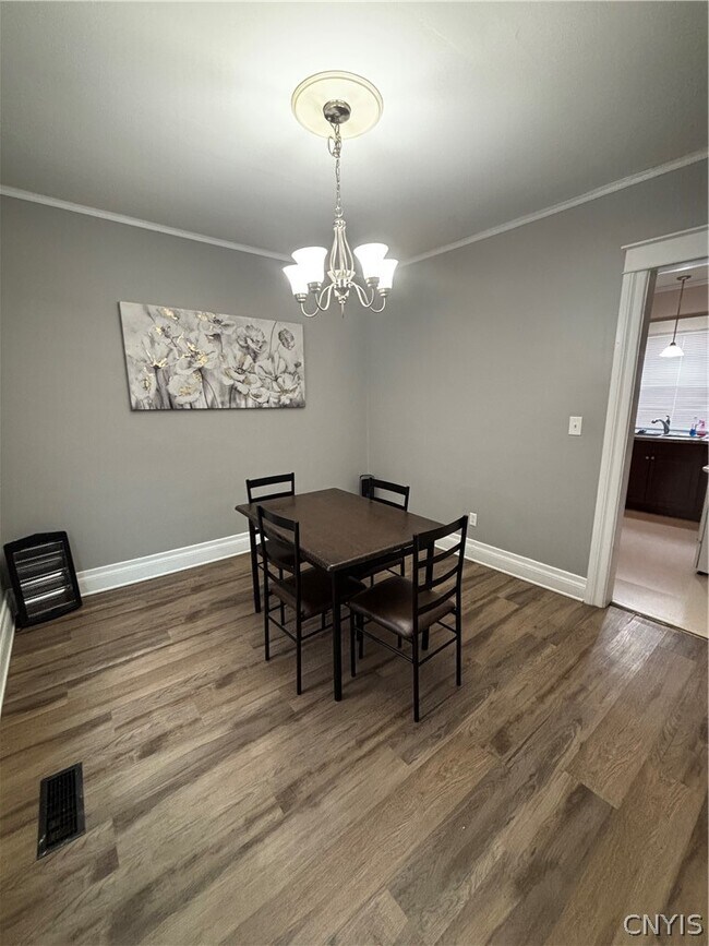 Building Photo - 428 S Meadow St