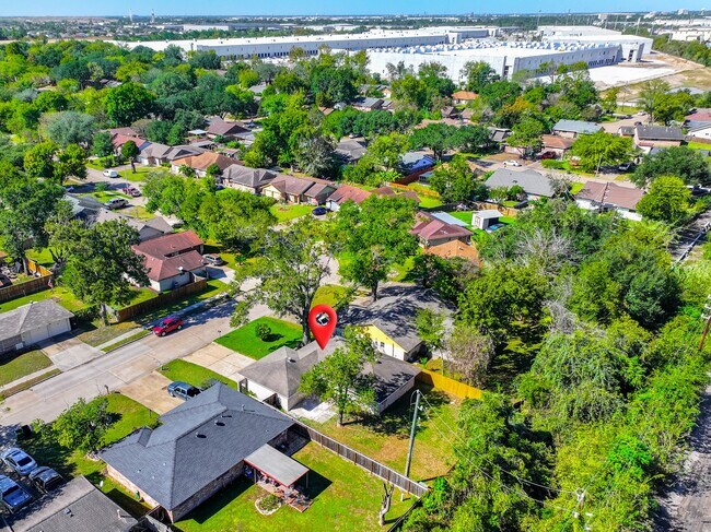 Building Photo - 10126 Pine Moss Dr