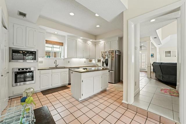 Building Photo - 9420 Blue Jay Way