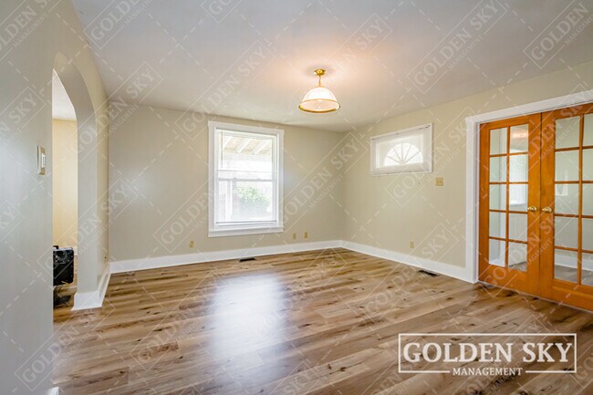 Building Photo - 1417 W Memorial Dr