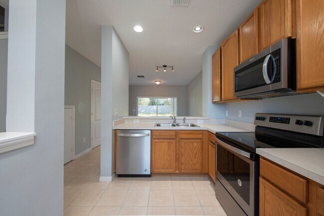 Building Photo - 2 Bedroom /2.5 bathrooms Town House. Just few minutes from Medical City.