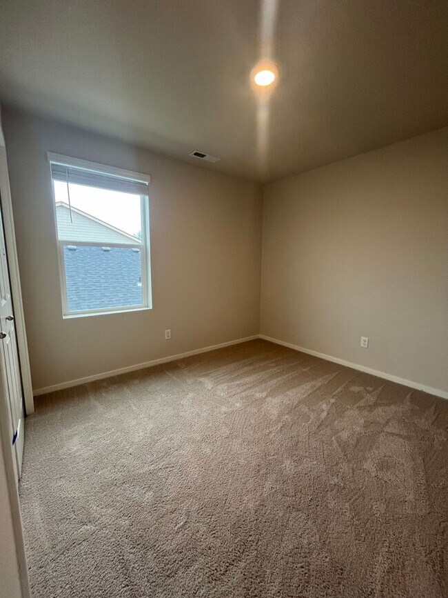 Building Photo - 4-Bedroom 2.5-Bathrrom house in Springfield