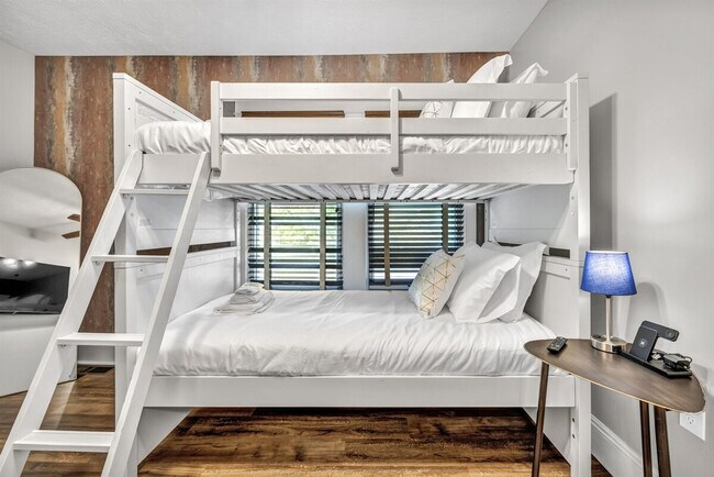 Building Photo - 1501 E 105th St