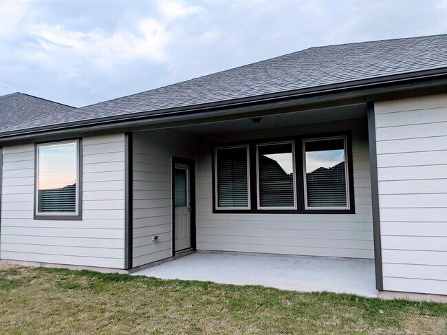 Building Photo - 9510 Summer River Dr
