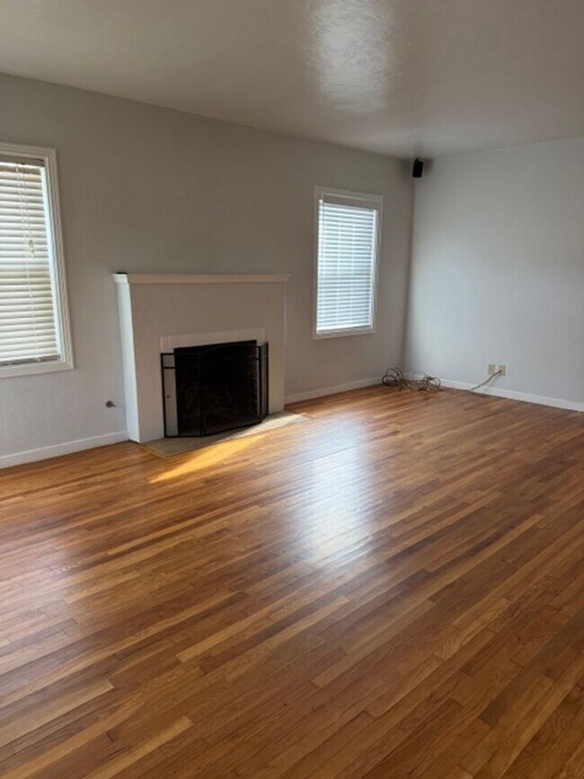 Building Photo - Charming 3-Bedroom Home on a Corner Lot