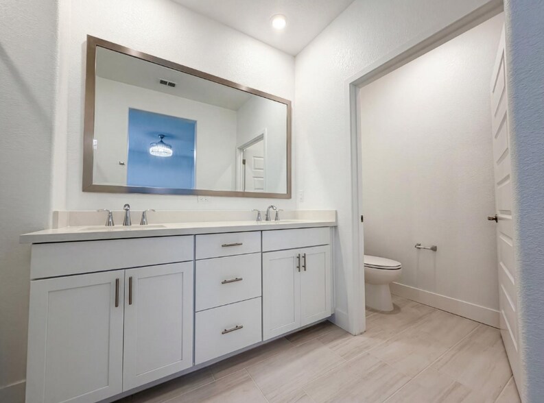 Building Photo - 914 Lucent St