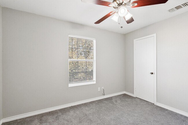 Building Photo - 1011 Tesoro Hills