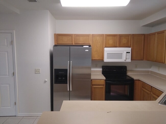 Building Photo - Spacious 2 Bedroom, 2 1/2 Bath Townhome in...