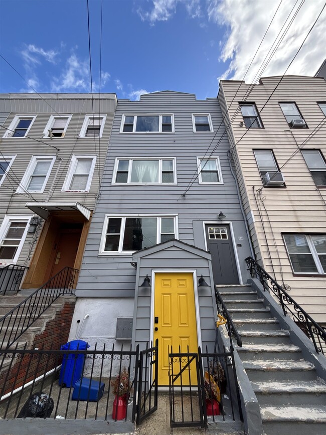 Building Photo - 339 4th St