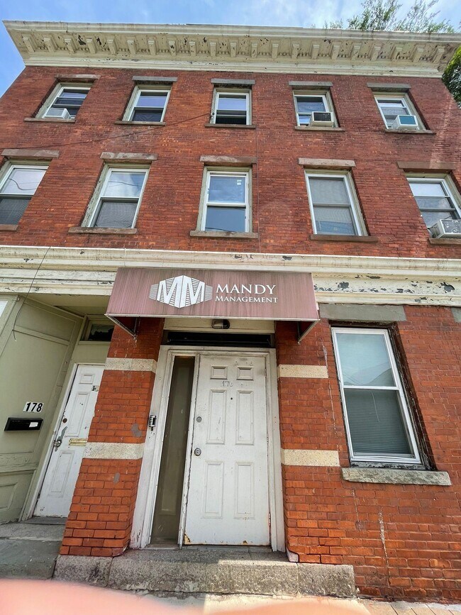 Building Photo - 176 Frank St