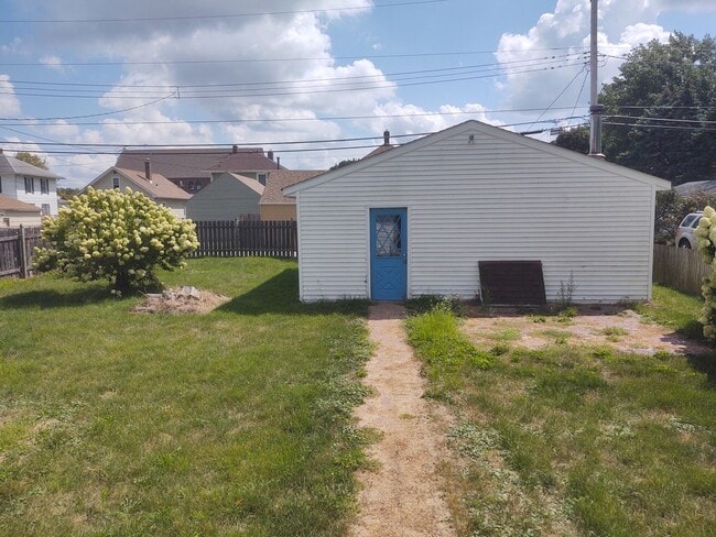 Building Photo - Great house with a big yard
