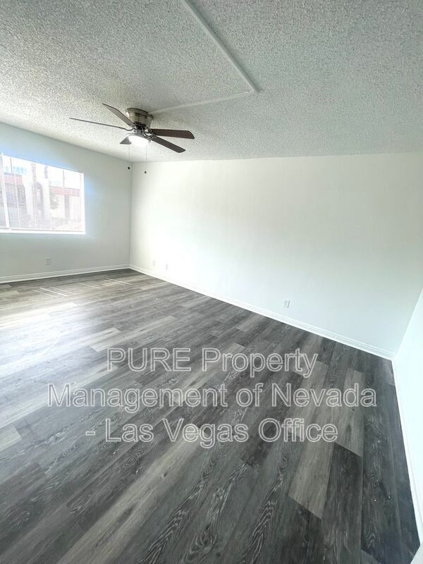 Building Photo - 1405 E Vegas Valley Dr