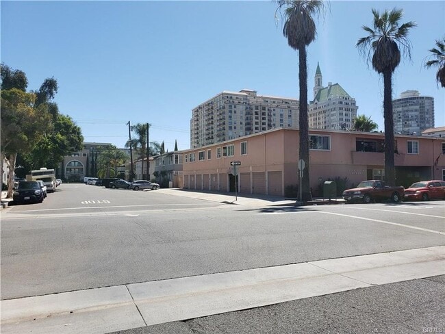 Building Photo - Beautiful One bedroom in gated complex one block from Ocean In Long Beach