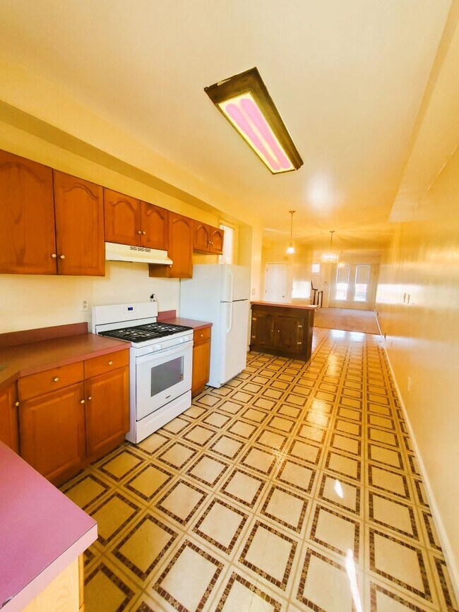 Building Photo - Large 3BR/1BA townhome in the Oliver neighborhood of East Baltimore