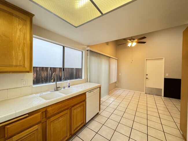 Building Photo - Beautifully Maintained 4Bd/2Ba Home w/Large Back Yard and Fruit Trees!