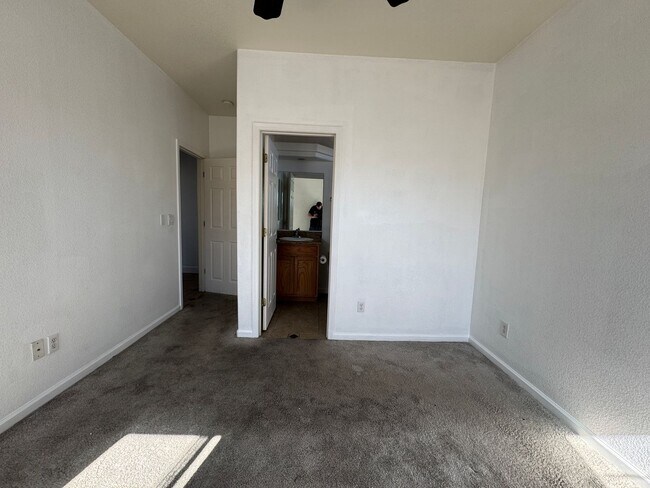 Building Photo - 3br 2ba Home with Garage and Yard near Rot...