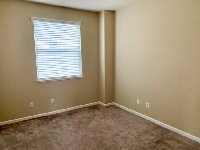 Building Photo - Beautiful Brentwood home with bed and full bath downstairs