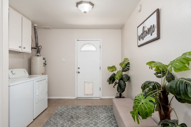 Building Photo - 5114 S Dorsey Ln