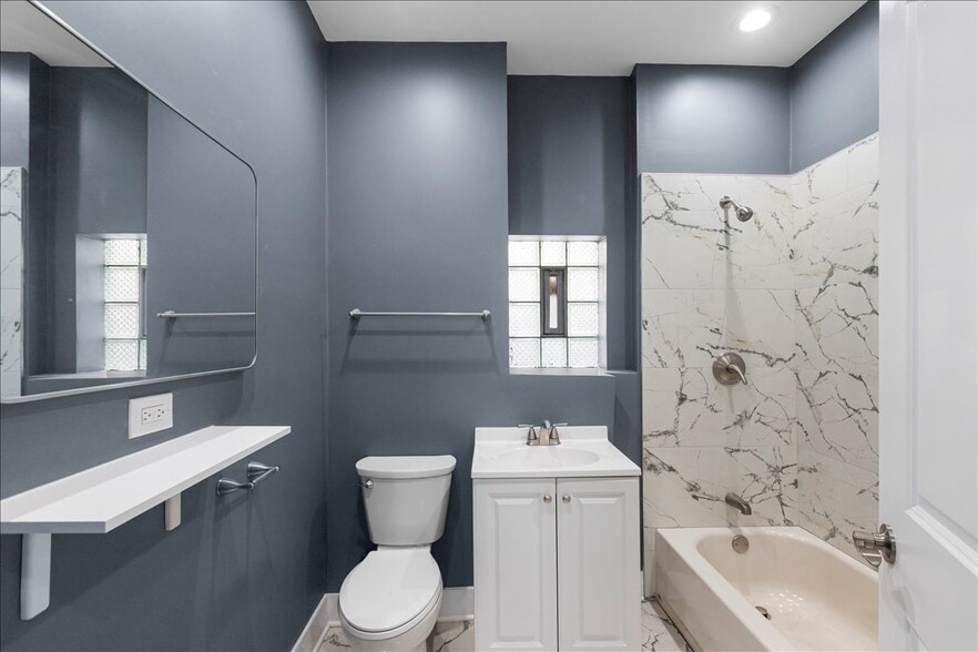 Building Photo - 2108 S Homan Ave