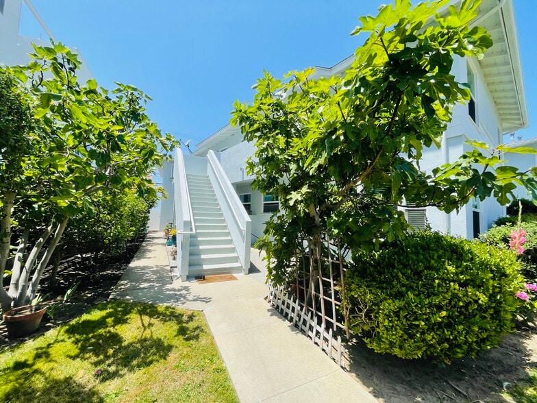 Nicely Landscaped Gardens - 811 S Catalina Ave