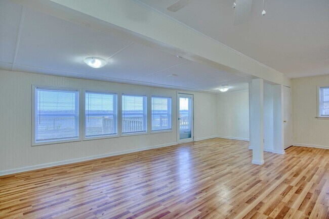 Building Photo - Waterfront Cottage - Newly Renovated!