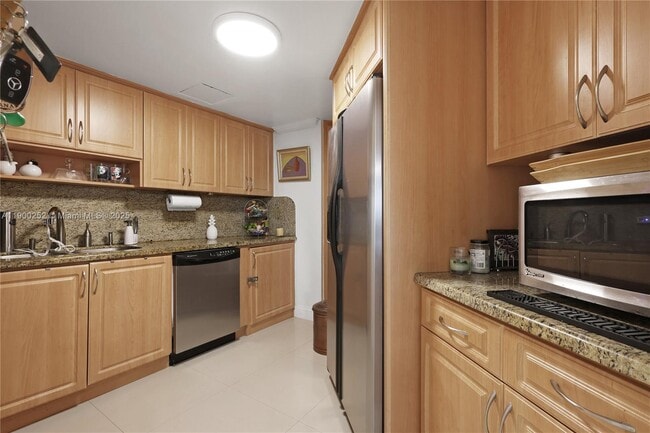 Building Photo - 801 Brickell Bay Dr