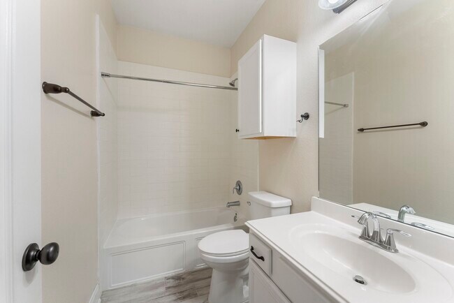 Building Photo - 102 Buck Trail Pl