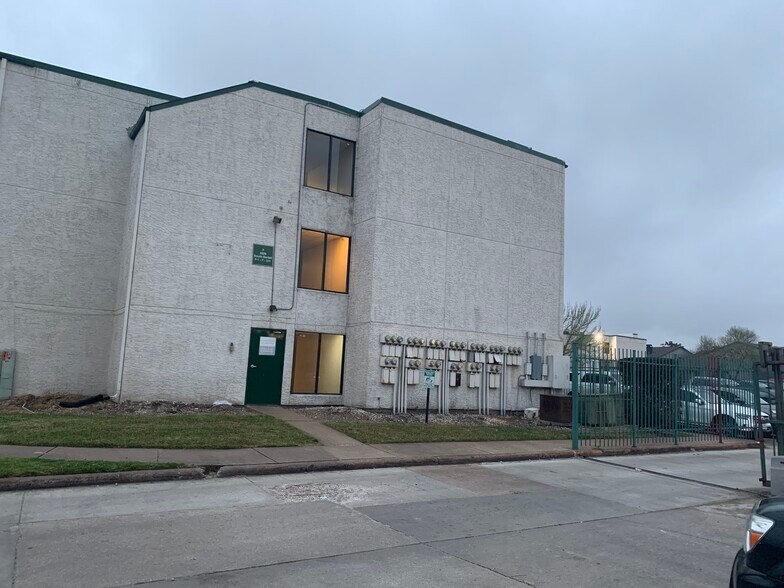 Building Photo - 2826 S Bartell Dr