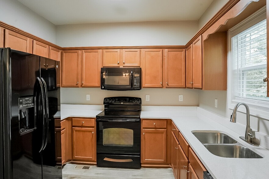Building Photo - 657 Amberwood Dr