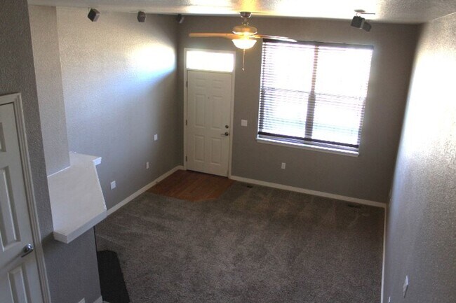 Building Photo - Stonegate Townhouse w/ 3 br/3 1/2 baths!!