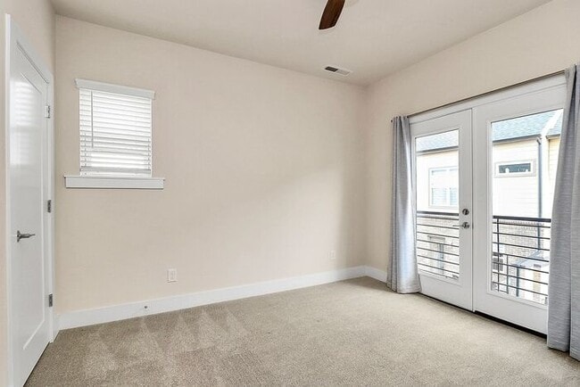 Building Photo - Stunning 3BD/3.5BA End Unit w/ City Views ...