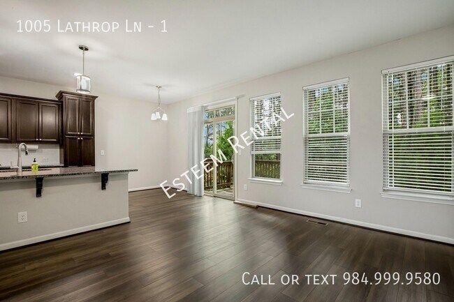Building Photo - 1005 Lathrop Ln