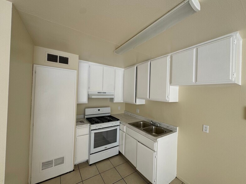 Building Photo - 13750 Vanowen St