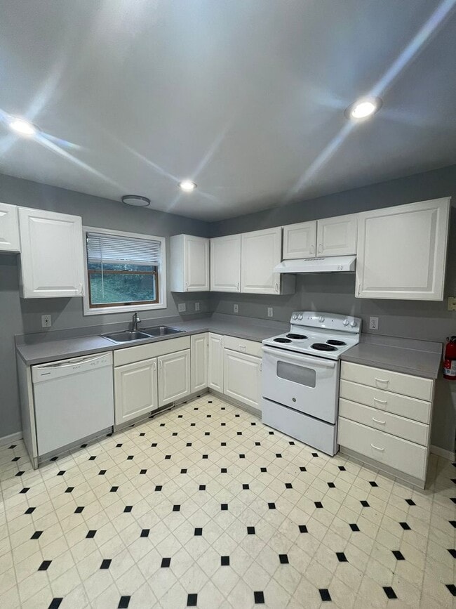 Building Photo - 230/232 Brookridge Rd.