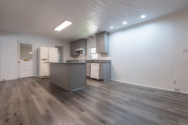Building Photo - MOVE IN READY 4 Bedroom in Western Branch!