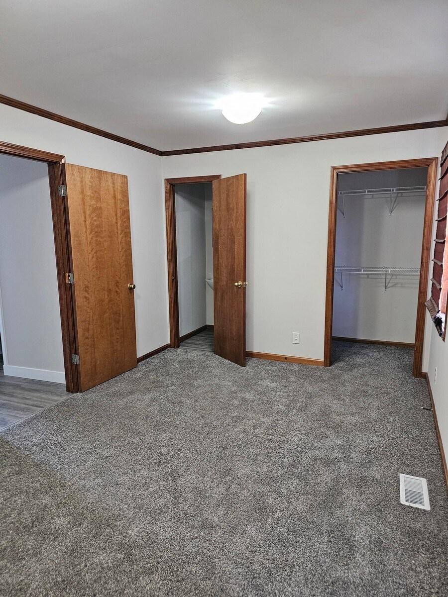 Building Photo - 2118 E 5th St